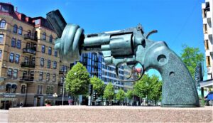 statue at gothia